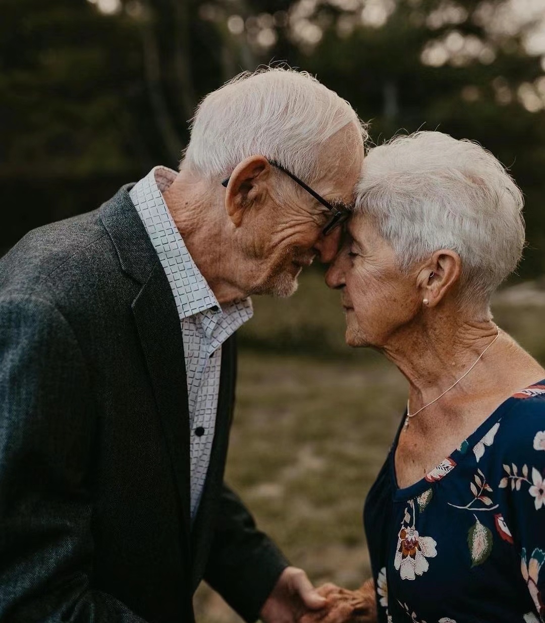 年老体弱时，夫妻相互依靠，能温暖地走完人生最后旅程。