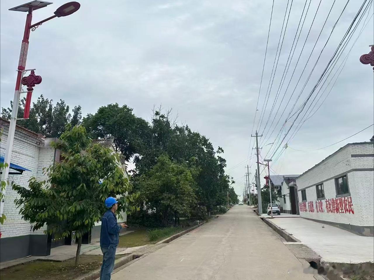 #万家灯火掌灯人#【淳化公司：开展无人机线路巡检 提升线路运维质效】9月18日，淳化公司运维人员对10kV174罗家线小花沟支线开展无人机线路专项巡视作业。操作人员操控无人机对线路杆塔、导线、金具及周边树障开展全方位航拍排查，细致查找线路设备隐蔽缺陷与外部安全隐患。无人机巡 ​