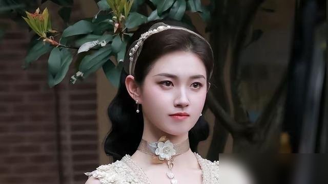 郭宇欣推掉上百万的短剧商单，转身跑去长剧《玉簟秋》里演反派女二。



短剧顶流甘愿在传统影视里给人当绿叶？

表面看是降维求认可，背后其实全是现实的求生欲。

戏刚开播，经纪公司一纸声明指控她严重违约，拿出长达十年的合约要把她告上法庭；郭宇欣转头就公开硬刚，反诉对方长期拖欠片酬，甚至否认签过独家。