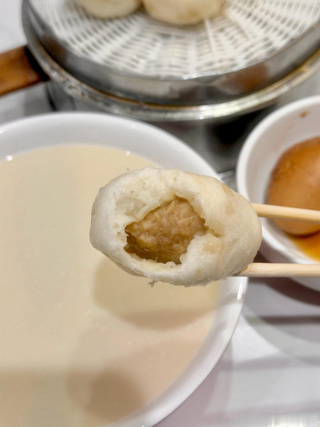 云南大理一名女子喉咙剧痛就医，自述吃钙片卡喉，最终医生竟从食道取出一枚豆浆机脱落的锯齿金属刀片。  一、核心事件：患者误判与医生侦破- 患者自述存疑：该女子以“两小时前吞钙片卡住、喉咙剧痛”就诊，但医