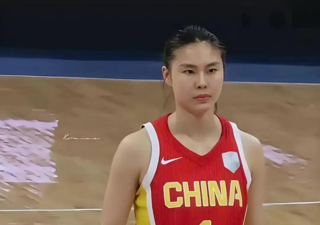 内线刚把李月汝弄到手，转头后卫线又直接砸下了王思雨，山西女篮新赛季这是铁了心要奔着砸场子去了。
上个赛季冲冠折戟的憋屈，看来管理层是一秒钟都咽不下去。
看看这份豪华到有点夸张的人员名单吧。
内线坐拥李月汝和张芷婷，锋卫线上王佳琦、王家绘，现在连国家队出了名的大心脏王思雨也收入囊中。
这套班底