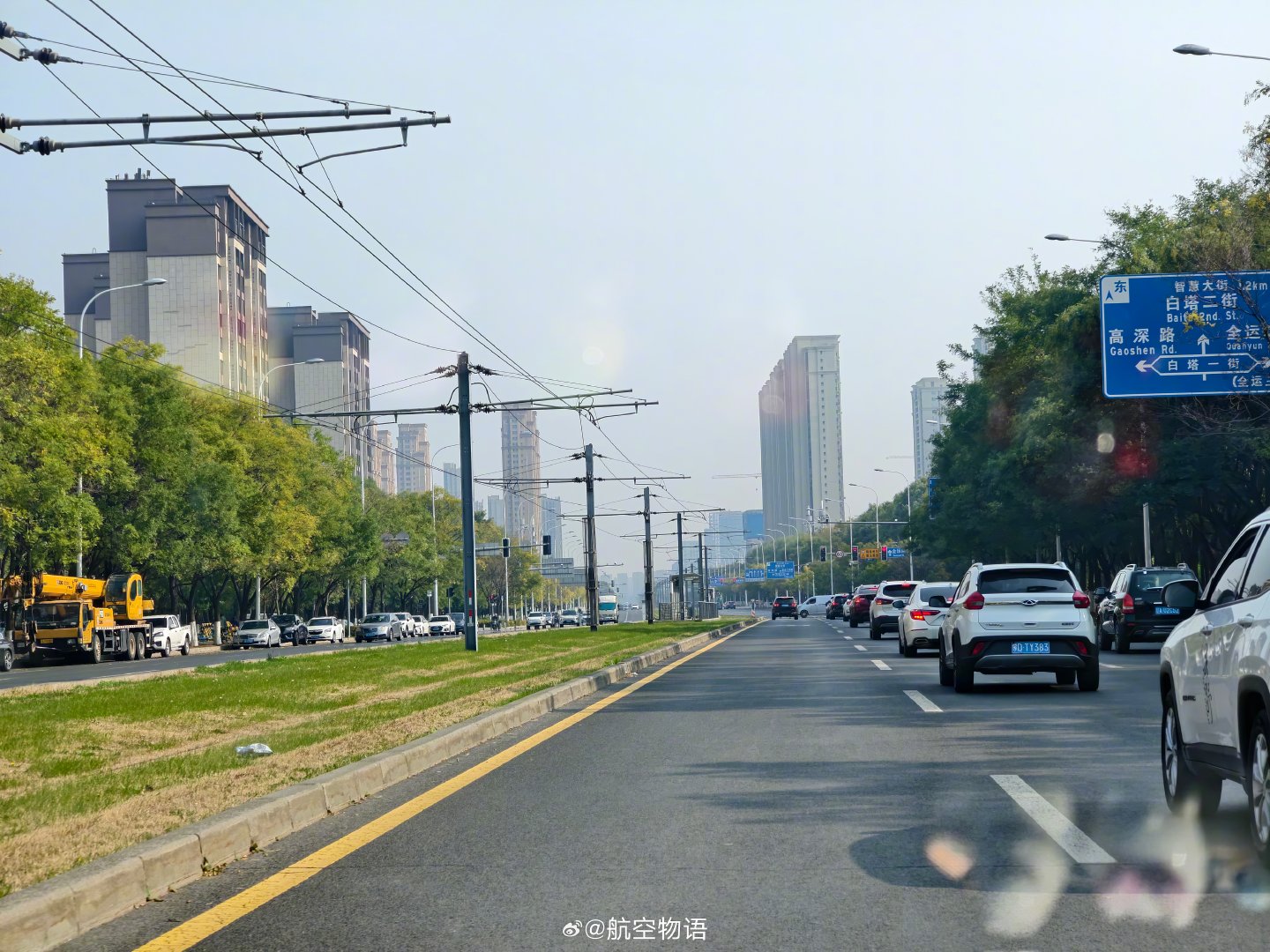 沈阳浑南有轨电车“遗迹”，高峰期曾经有6条线路运营，2号线在很长一段时间里还是桃仙机场唯一的轨道交通。

不过目前由于客流、车辆维保、资金资瓷等原因
目前只有通往抚顺的5号线还在正常稳定运营，其余线路基本停运或象征性保留极少班次的有限度运营[二哈] ​