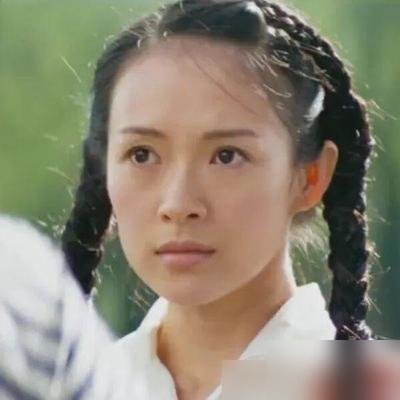 76岁的张艺谋，在片场把女演员逼到淋雨、素颜、疯跑。
他不听解释，只要镜头里那张脸“像刚从土里长出来”。越狼狈，他越喊过。别人拍美人，他专拍“人”。章子怡被打磨出那股狠劲，周冬雨被摁进水里才冒出灵气。一套逻辑用了几十年：先把壳敲碎，再谈演技。
有人骂他土，可这土里长出来的谋女郎，个个扛得住大银幕