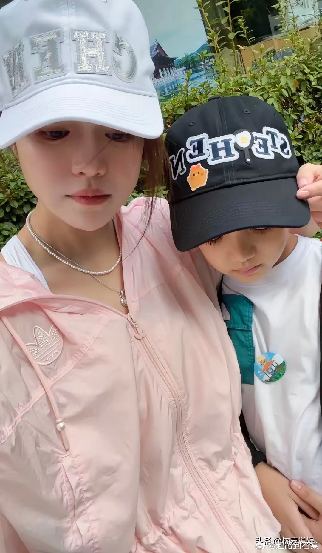 陈妍希晒自己和儿子星星的正面同框照。别的不敢说，但是陈晓和陈妍希俩人生的娃，这颜值不得了啊！ ​