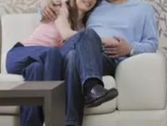 夫妻俩吵架，妻子气愤的说：“你就是一个冷血动物，我当时嫁给一头猪也比你...