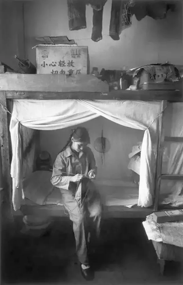 1965年，北大宿舍里织毛衣的学生。马克•吕布/摄。#历史老照片