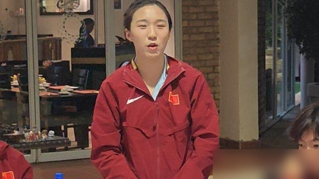 17岁，亚运会3金1银，转头就在镜头前喊话汪顺：顺哥，当我姐夫吧。
陈妤颉，跑100米11秒06，把尘封24年的赛会纪录直接干碎。混合接力最后一棒，最后50米硬生生把泰国队给超了。比完赛记者问她啥感受，她来一句“下班了，三金一银，我真牛啊”，还说奖牌太重怕行李超重。
你以为她是天才？她说自己原本