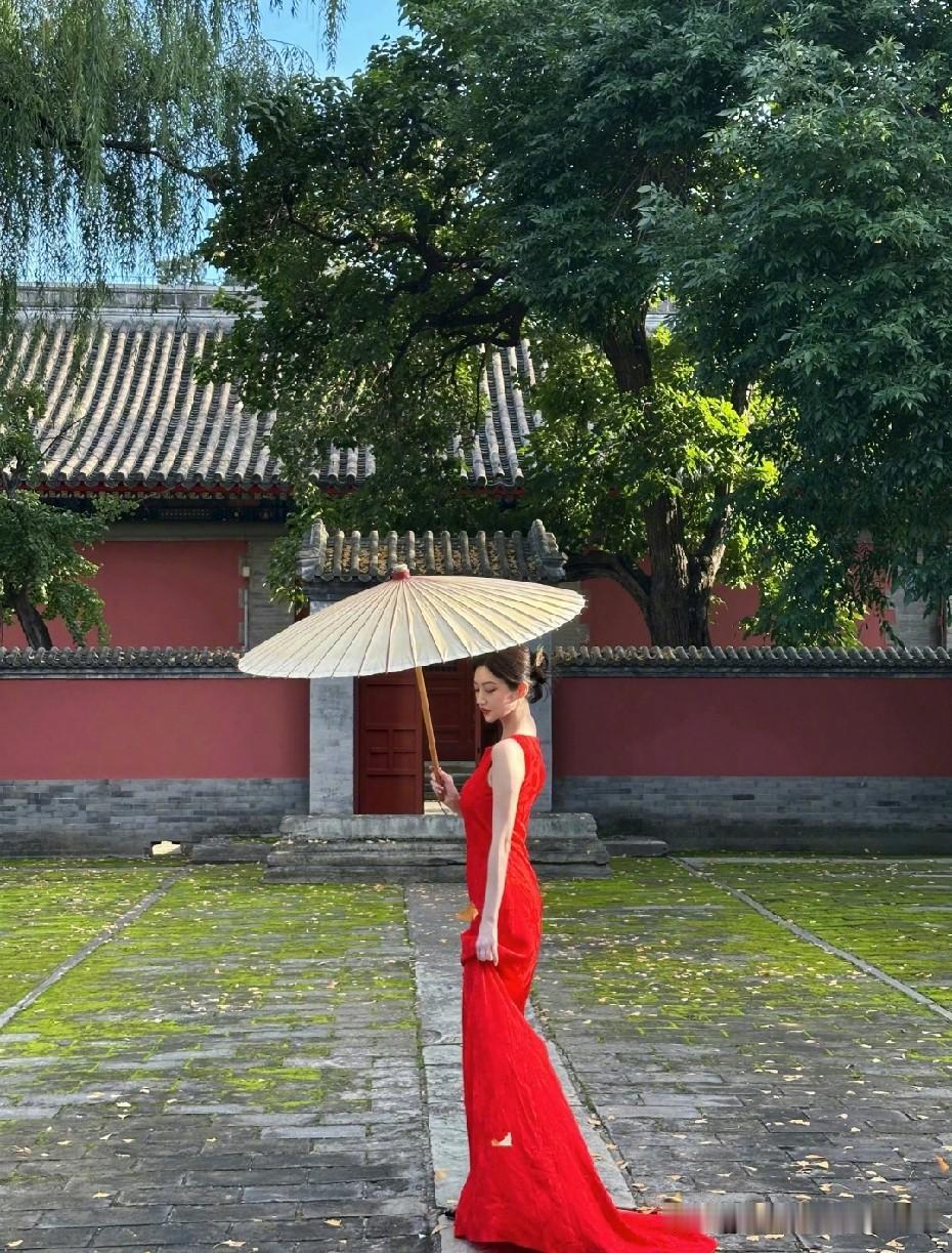 景甜最新物料来啦！一身红色旗袍，满满的民国味道。红旗袍特别衬她，人看着明艳大方，气质真好，太有韵味了。