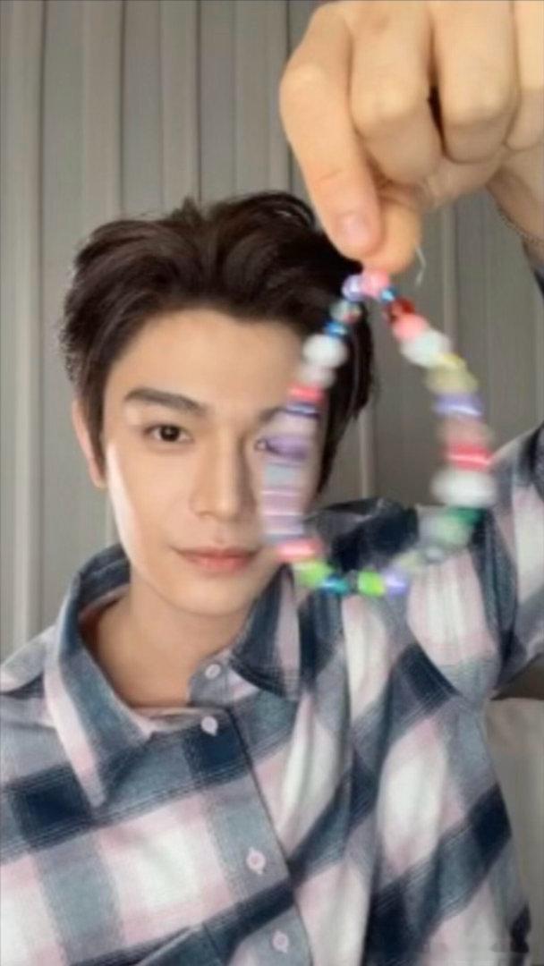 听前辈的描述
丁禹兮是一个很敬业的演员啊

但是当我看到那一串白色的手链的时候
忍不住想到了他的前辈李晨老师的爱心石头
#丁禹兮直播送粉丝手链# ​