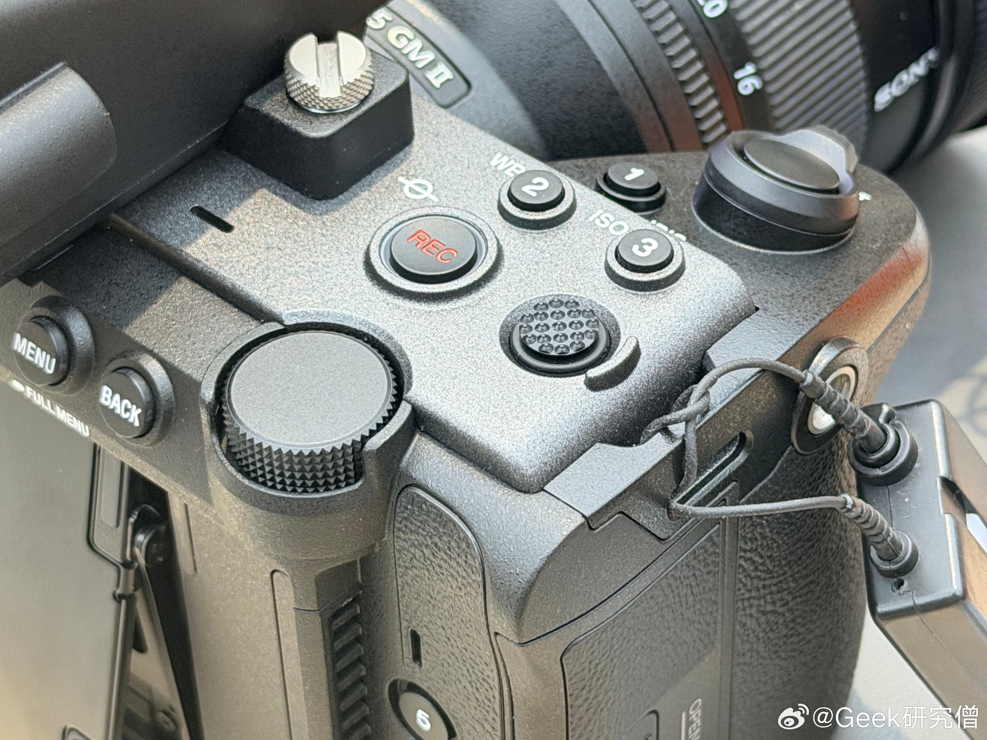 今天终于在万象城看到索尼 FX5 的实机了，相机背面右侧的波轮键取消了，五向键也挪到了顶部（P2）。#FX5# 

操作起来简直反人类，你可以想象下用右手伸出朝胸口比个鸡爪，用大拇指在那里摁半天，确认和航向都是一个键。

而且新的菜单界面巨难用，幸好有触屏，不然真的要崩溃，我只能说得花一个月来适 ​