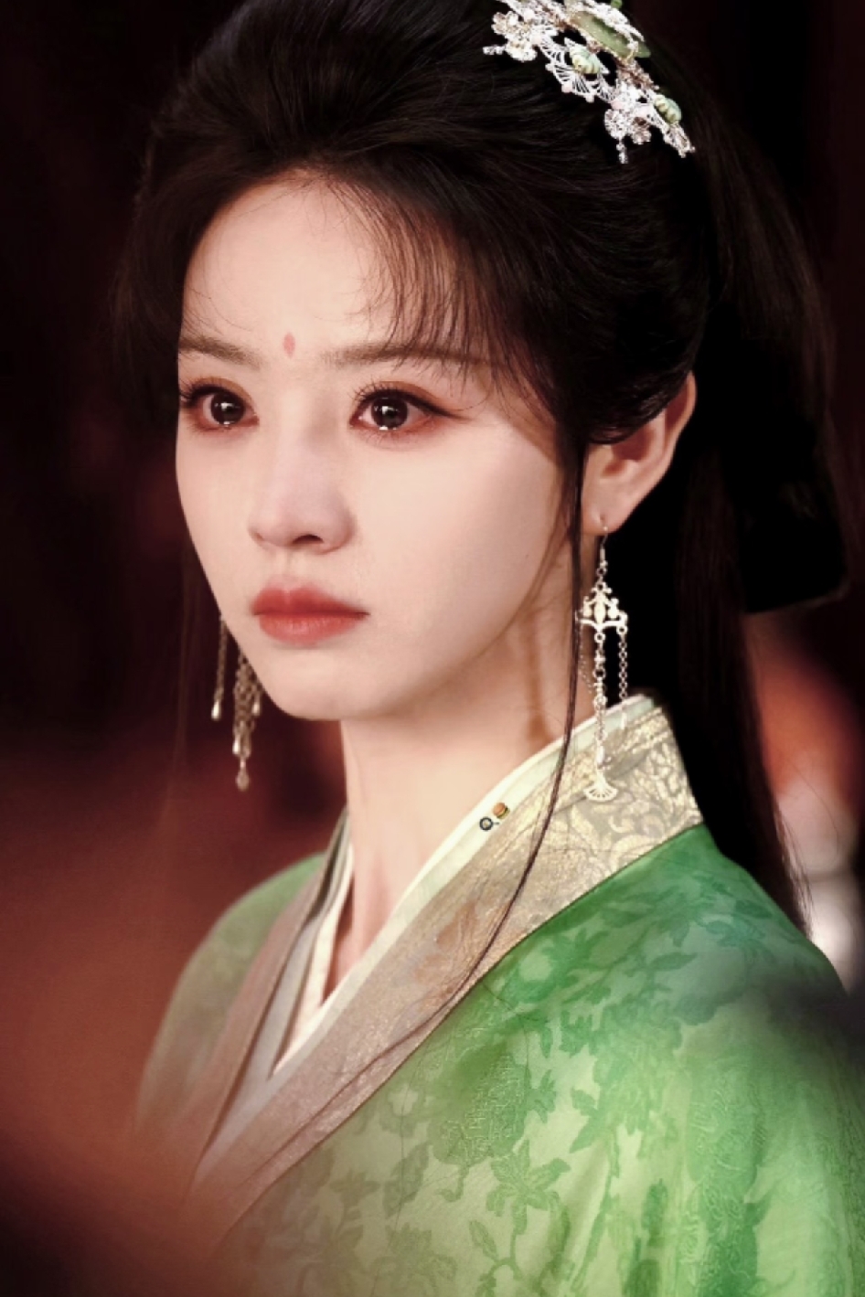 谁懂啊！《嫁金钗》里毛林林和田曦薇的母女线，直接把“恶女氛围感”拉到极致。

毛林林饰演的周芙，是宫里浸淫多年的狠角色，对外手段凌厉、心思缜密，对女儿却藏着最深的疼爱；田曦薇饰演的魏娆，从倒夜香的卑女逆袭，眼神里全是不服输的韧劲，傲娇又清醒。

明明是血脉至亲，重逢后却碍于局势不敢认亲，只能在掌掴对