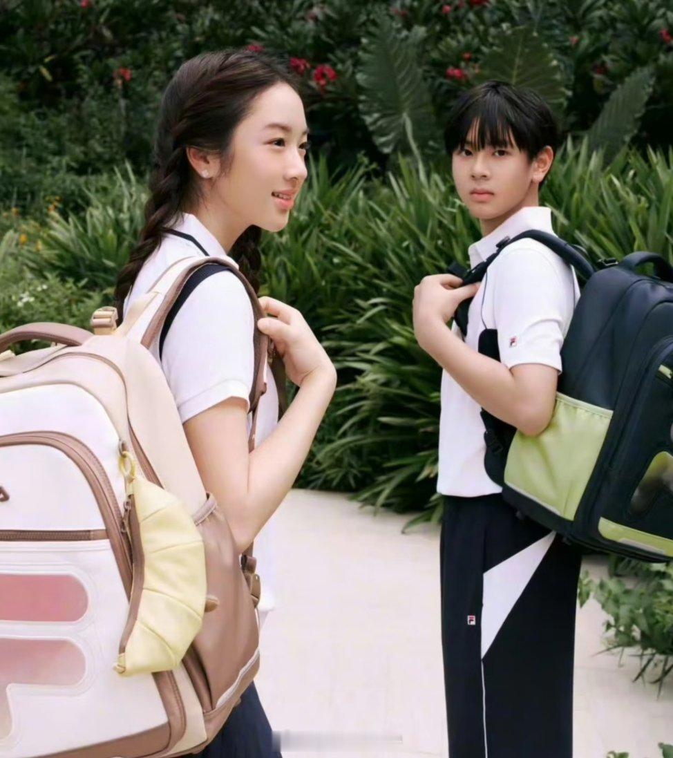 #吴尊儿子女儿颜值#姐弟俩都被指像吴尊基因“单方面输出”，母亲林丽吟的温婉长相在子女脸上存在感偏弱，形成了“星爸颜值无敌，儿女像他但未达预期”的讨论。 ​