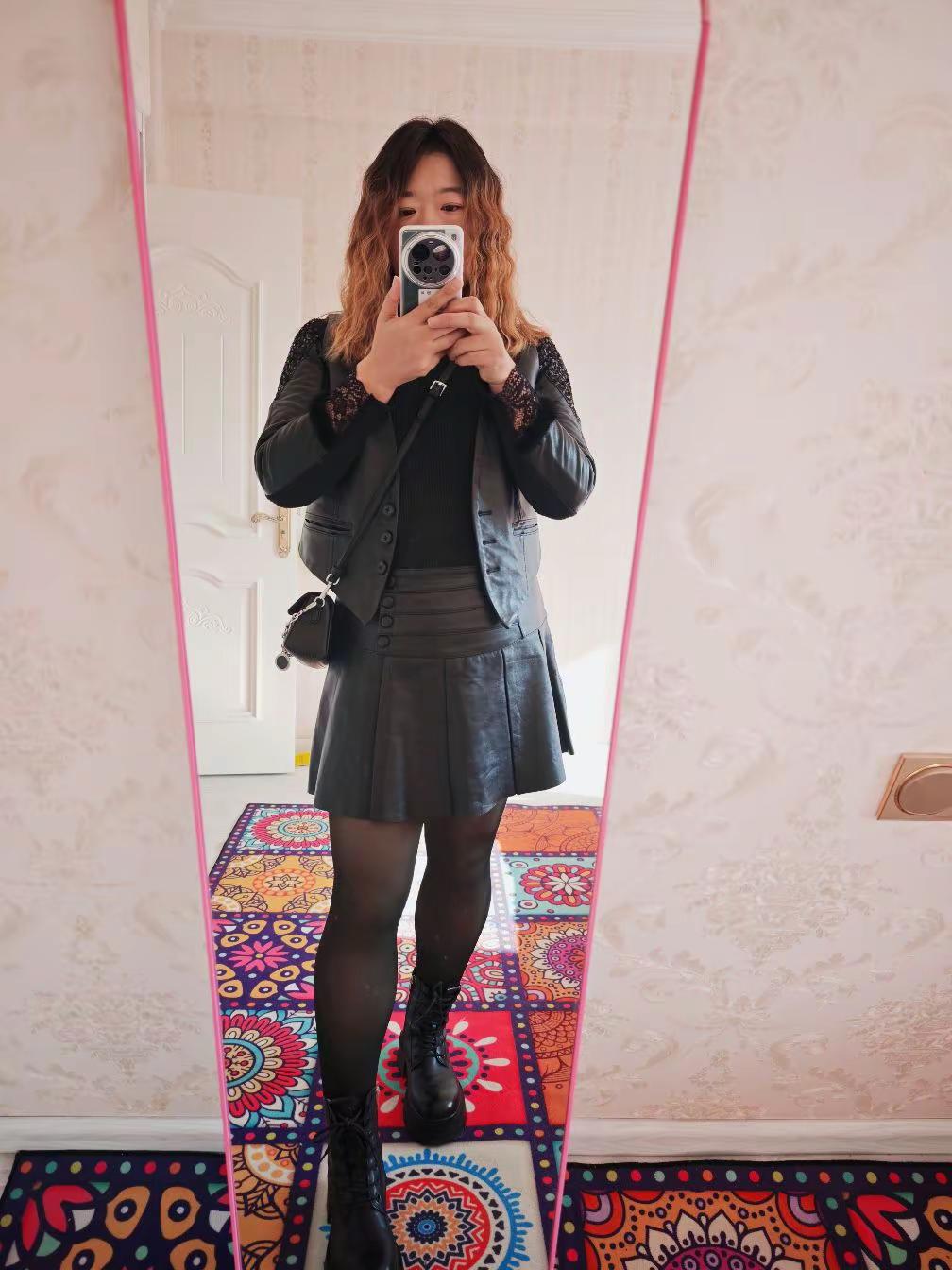 小皮裙，大波浪，一扭一晃真像样。歇的好无聊，我好像又胖了……