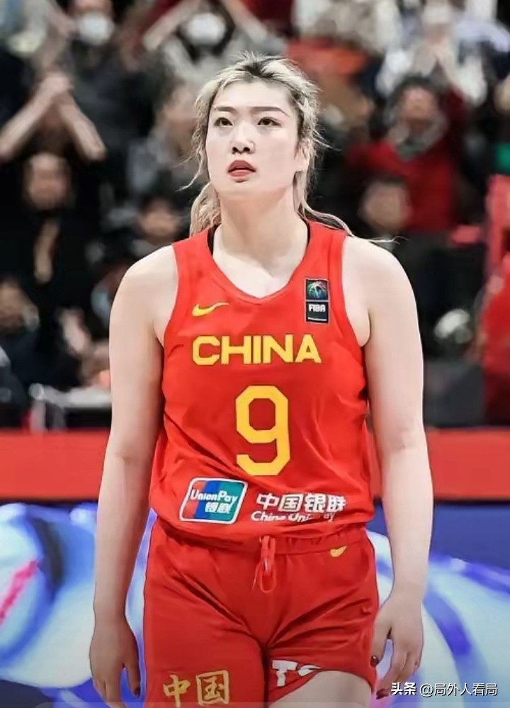 看懂中国篮球真实痛点！实力从来不决定上场，人心和氛围才是最大病根。真心喜欢篮球的球迷，最近心里都憋着一口气。明眼人都看得清清楚楚，李梦的个人能力、大赛经验、攻坚实力，放在国内女篮锋线，依旧是顶级天花板级别。她能打、敢打、硬仗稳、关键时刻从不掉链子，这是全世界球迷都公认的硬实力，没有任何争议。
 
可