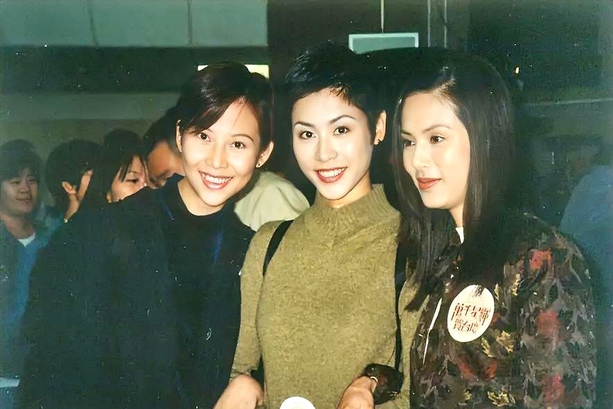 蔡少芬年轻时总演绝色大美人，宣萱却总是职场精英，这审美逻辑，

你觉得合理吗？

把她们三人的旧照摆在一起，其实最亮眼的是宣萱。那种

骨相高级感，真的很难被忽视。蔡少芬和宣萱都自带精英气场，反倒是

李若彤，当年的姑姑还有点婴儿肥，古典美这块确实被她拿捏住了。

如果不带粉丝滤镜，单看当年的颜值，