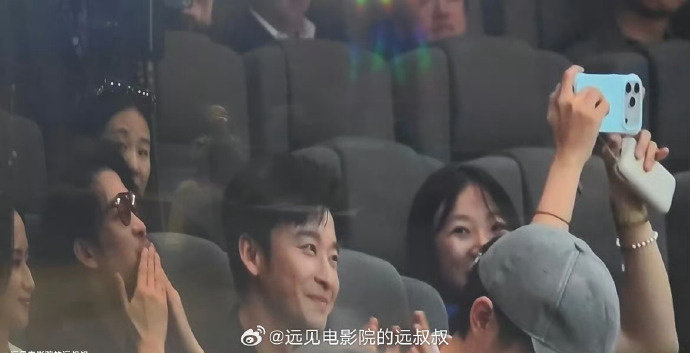 董子健看孙怡获奖的眼神
孙怡和董子健是难得的娱乐圈离婚后还是朋友一样正常同框互动祝福 之前董子健新剧孙怡还发微博打call 两个人挺难得的🤗 ​#娱乐[超话]# ​