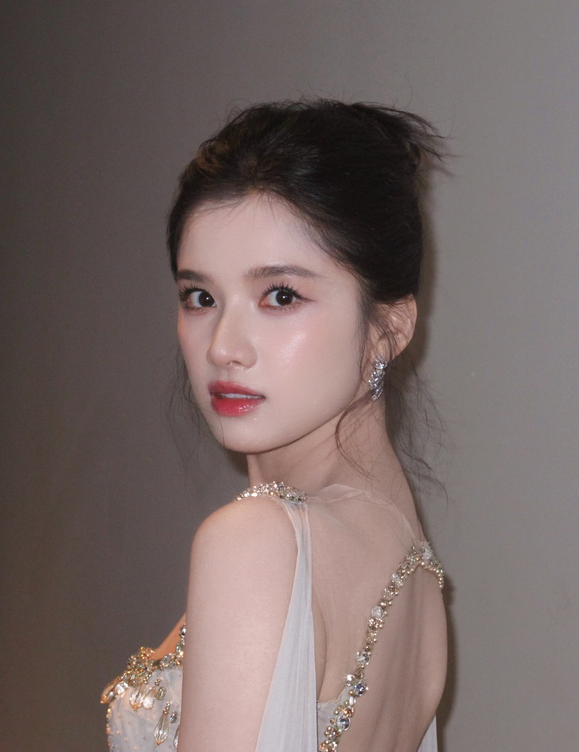 张婧仪这组台前幕后合集太有反差感✨红毯上是一身重工闪钻礼裙的优雅公主，高盘发搭配全套华丽珠宝，清冷氛围感直接拉满，每一帧都精致耀眼。台下又是鲜活随性的模样，敷面膜试礼服、化妆间做造型、彩排工作的碎片全部记录下来。褪去华丽包装，自带青涩又真诚的少女感。既能驾驭盛大隆重的红毯，也保有私下真实松弛的状态，