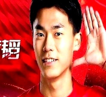 半决赛被韩国严智星“一步过”，全网都在骂胡荷韬。但这锅真该他一个人背？

回看录像，角球丢球前禁区传球失误，中场没逼抢，防线体能早见底了。胡荷韬两次回头确认落点，但对手启动太快。丢球镜头刚好切到他，直接成了罪人。别忘了，他本届赛事几乎场场打满，铜牌战还带球推射破门。

中超联赛中前场全是外援，本土球