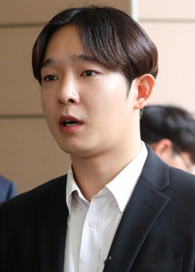 #南太铉酒驾二审当庭认错请求宽大处理#因涉嫌酒驾一审被判刑的前WINNER成员#南太铉[超话]# 昨日在二审中当庭认错，请求审判庭宽大处理。昨日首尔西部第发房源二审公开审理了因涉嫌违反道路交通法而被起诉的歌手南太铉，当天南太铉身着一套黑色衣服，佩戴眼镜，和代理律师一起出现在了法庭，并向审判庭 ​