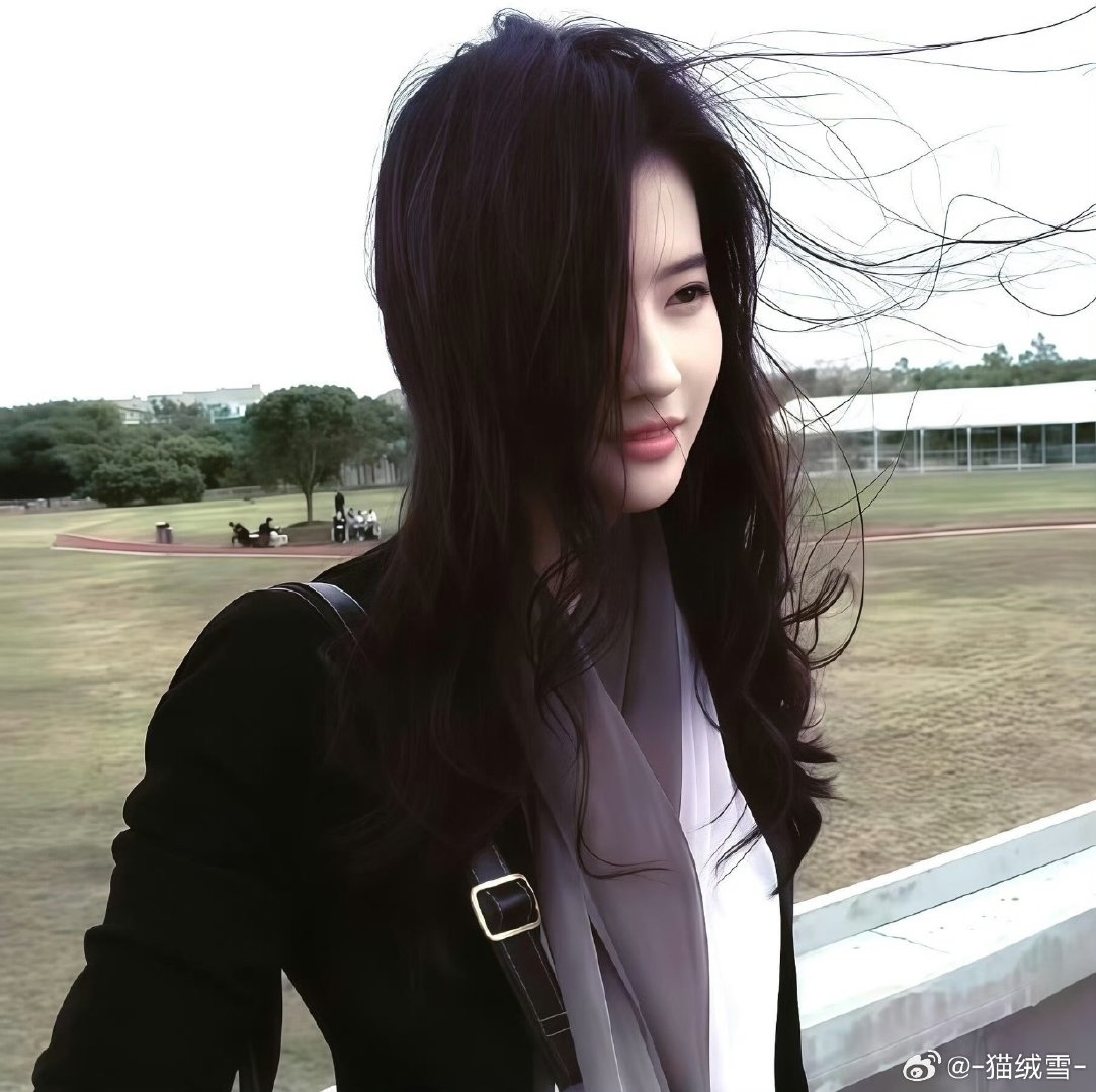 浂两张刘亦菲的照片来营业不过分吧
你们都发风景，我发真人照[彩虹屁] ​