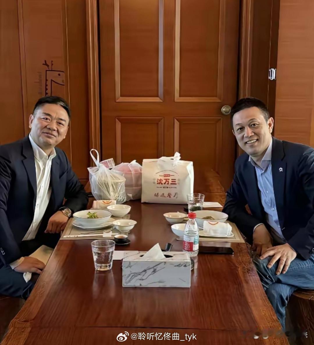 刘强东和蔚来老板李斌。 ​