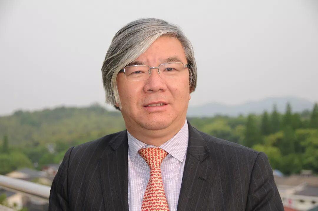 开学典礼意外出圈！浙大这位教授凭飘逸发型刷屏全网
 
一场新生开学典礼，浙江大学材料学院韩高荣教授意外走红，没有刻意包装，只是台上一段正常发言，独特的发型和松弛的状态，迅速在各大社交平台刷屏。
 
9月13日浙大2026级新生开学典礼现场，韩高荣作为教师代表上台致辞。他留着一头自然灰白的偏分长发，长