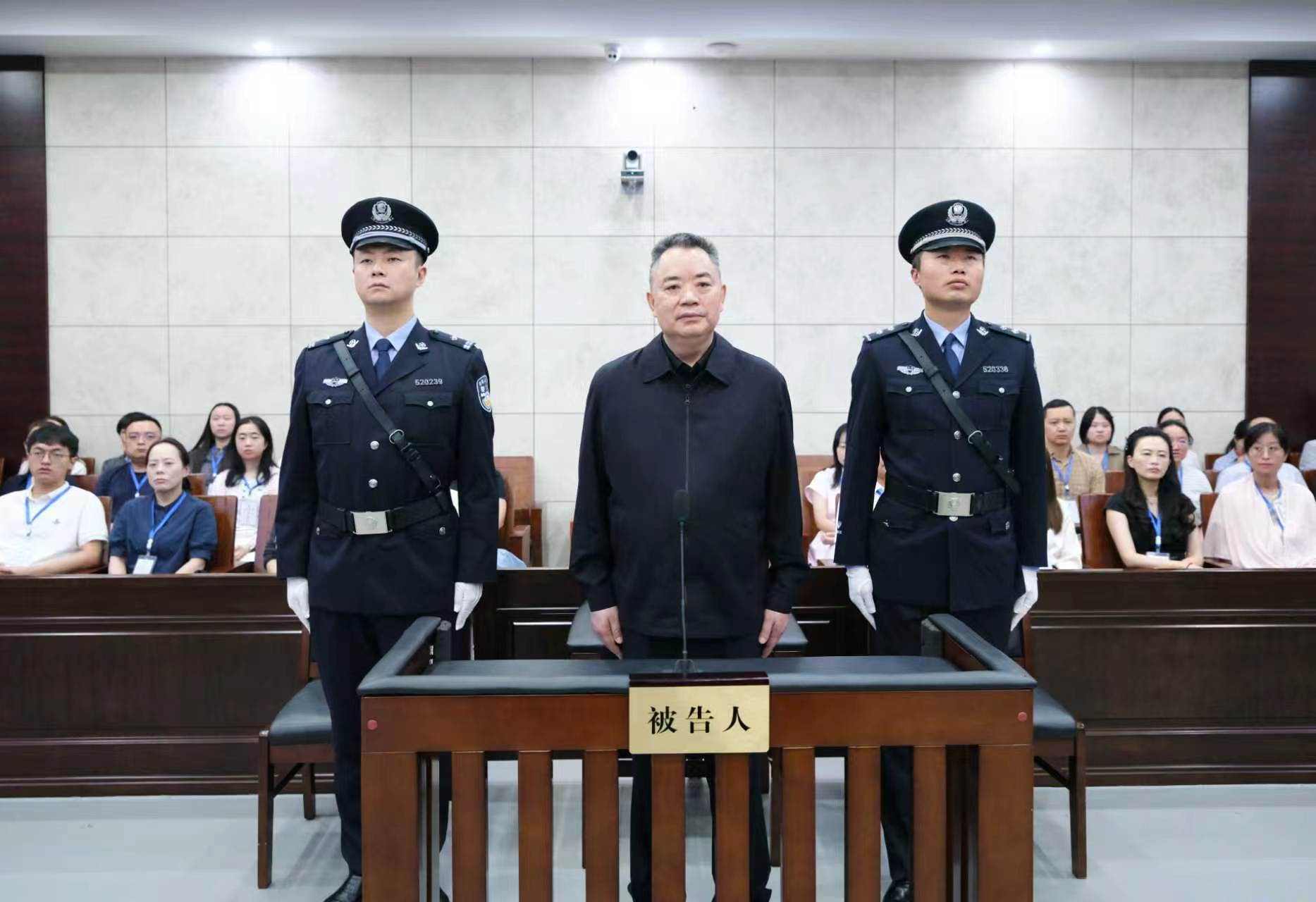 【四川省人大常委会原副主任宋朝华一审被判死缓】2026年9月22日，贵州省贵阳市中级人民法院一审公开宣判四川省人大常委会原党组成员、副主任宋朝华受贿案，对被告人宋朝华以受贿罪判处死刑，缓期二年执行，剥夺政治权利终身，并处没收个人全部财产；对宋朝华受贿犯罪所得财物及孳息依法予以追缴，上缴 ​