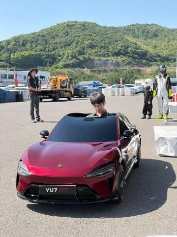 YU7 GT Cabrio，完全没有传统电车的重量感。