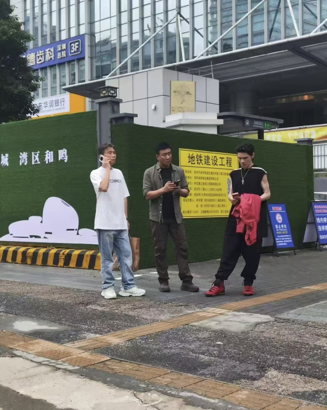 冷不丁晃眼一看吧，3工地🏗️工頭下班出來打車，網約車師傅路上堵車還沒來接吧#大哥小助理# 
真的是看一期笑一期[笑cry][允悲][作揖]#大哥小助理[超话]##综艺##李乃文[超话]##胡军[超话]##向佐[超话]# ​