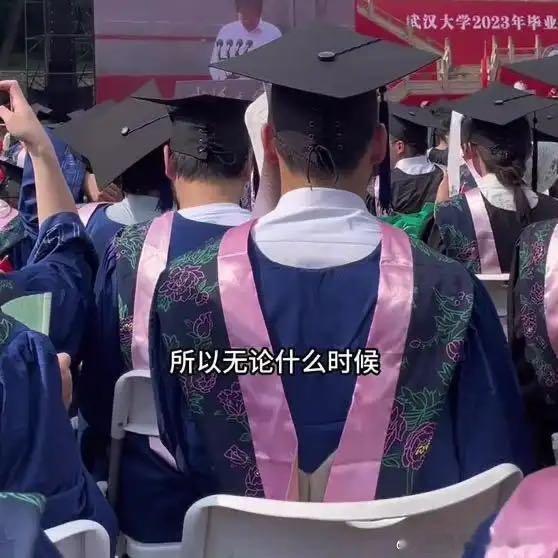 《武大毕业典礼雷军深情寄语：同学们毕业了以后江湖见》播放量：899
作者：公式玩家 ​