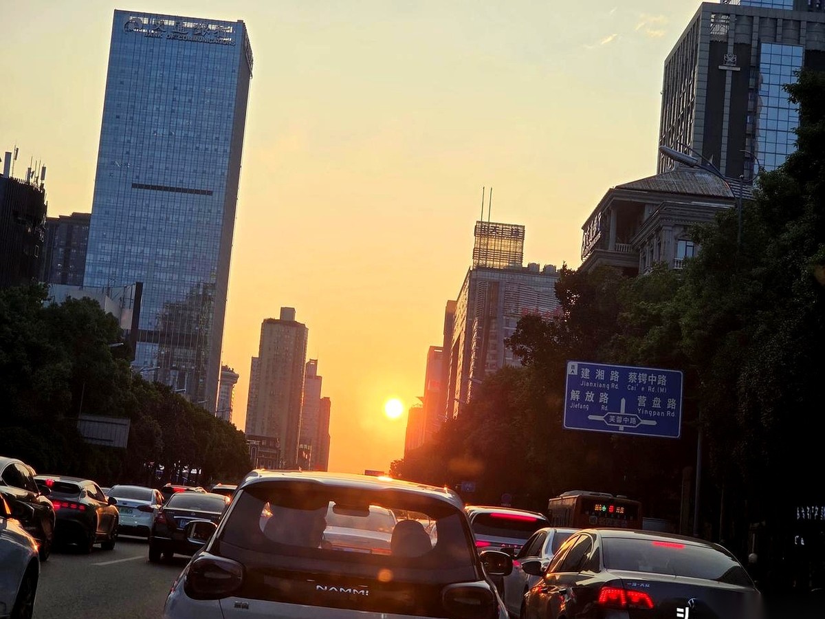 这篇定格在9月15日的早盘复盘笔记，记录着一场诡异的资本逆行。
大洋彼岸的美股科技巨头们昨晚刚摔了个底朝天。而今天的A股，却准备无视这满地的狼藉，关起门来自己踩油门。
暴跌的源头，是那个叫作AI的销金窟。
在这台毫无产出却每天都在吞噬着海量钞票的绞肉机里，高昂的借款利息正死死勒紧那些科技巨鳄们的脖颈