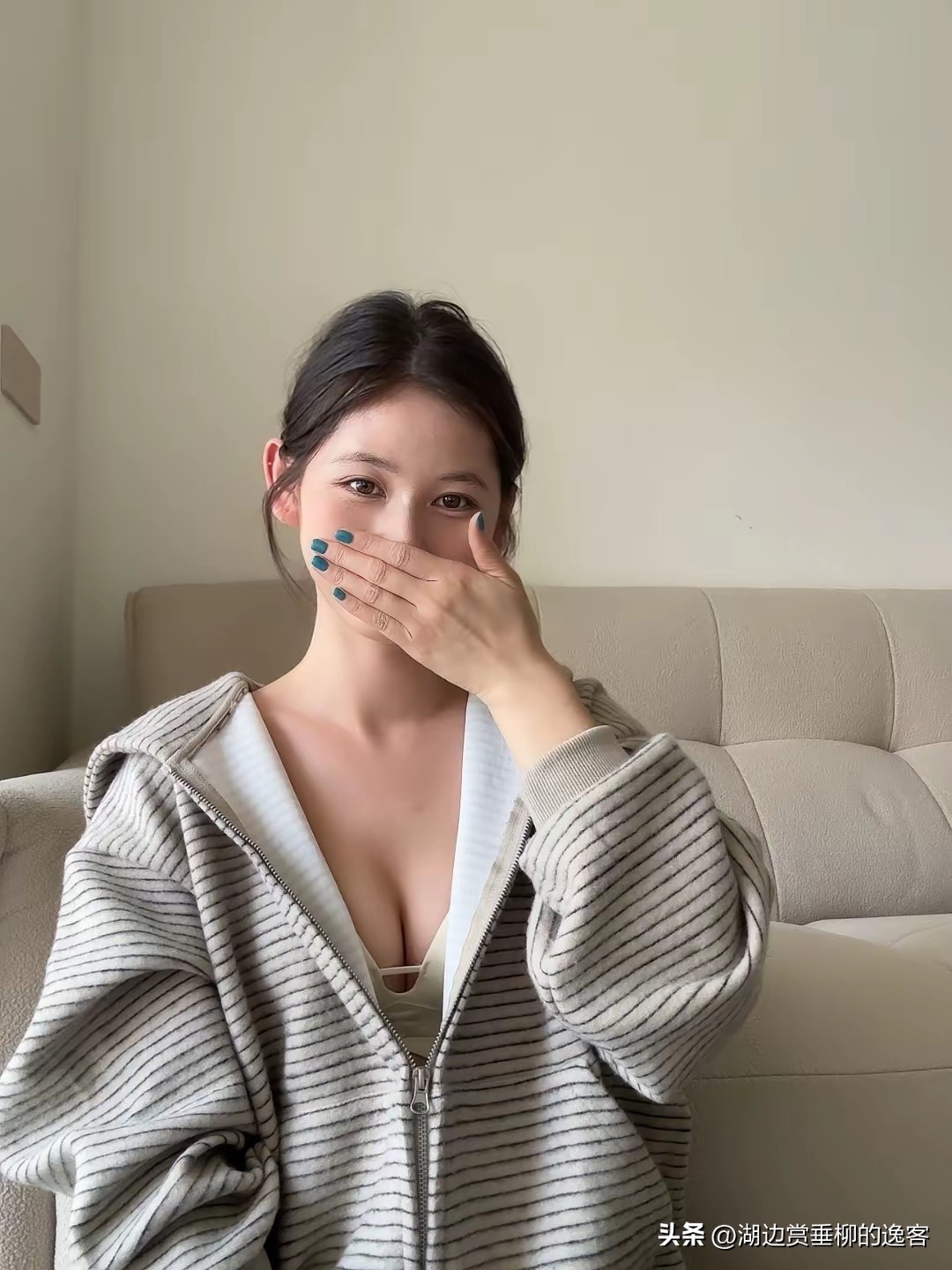 松弛感满满！ 美女是在晒日常吗？不全是。 其实美女在炫她穿的无痕内衣！...