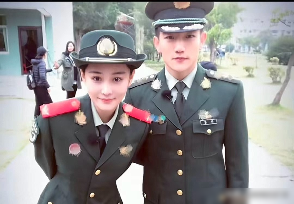 李晨当年那条我知道张小姐出轨的那一刻的长文，直接把张馨予钉死在耻辱柱上。一个坏女人标签，她背了好几年。可你回头看时间线，2012年七夕李晨高调认爱，2015年转头就我们了。中间分分合合，张馨予那句你是好男人，我是坏女人，现在品品，全是自嘲。后来她上综艺遇到何捷，教官当场剪掉她长发，说放下过去。如今结