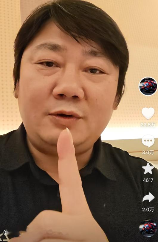 张雪太霸气了！台湾第一辆张雪机车820被查扣了，张雪放话：找最好的律师把它要回来，费用我出！要不回来我就一直送，送到统一为止。
 
这件事我看完真的特别有感触，就一台普通人玩的代步机车，纯粹是车友的个人爱好，结果被台当局大动干戈严查扣押，属实让人看不懂，也彻底点燃了全网热议。
 
整件事特别简单，台