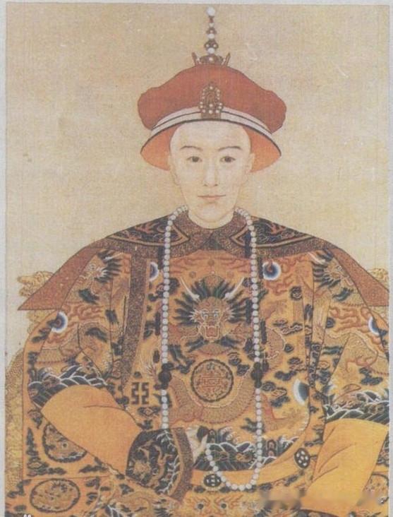 光绪皇帝的死因，清宫讳莫如深了一百年。
2008年，科学家剪下他的头发做了化验。
结果出来，所有人都沉默了——砒霜中毒。
1908年11月14日，38岁的光绪暴毙。蹊跷的是，不到24小时，掌权47年的慈禧也死了。一个恨他入骨的太后死在他后头，还偏偏只晚一天——这一百年里，谁都怀疑，谁都没证据。
直到