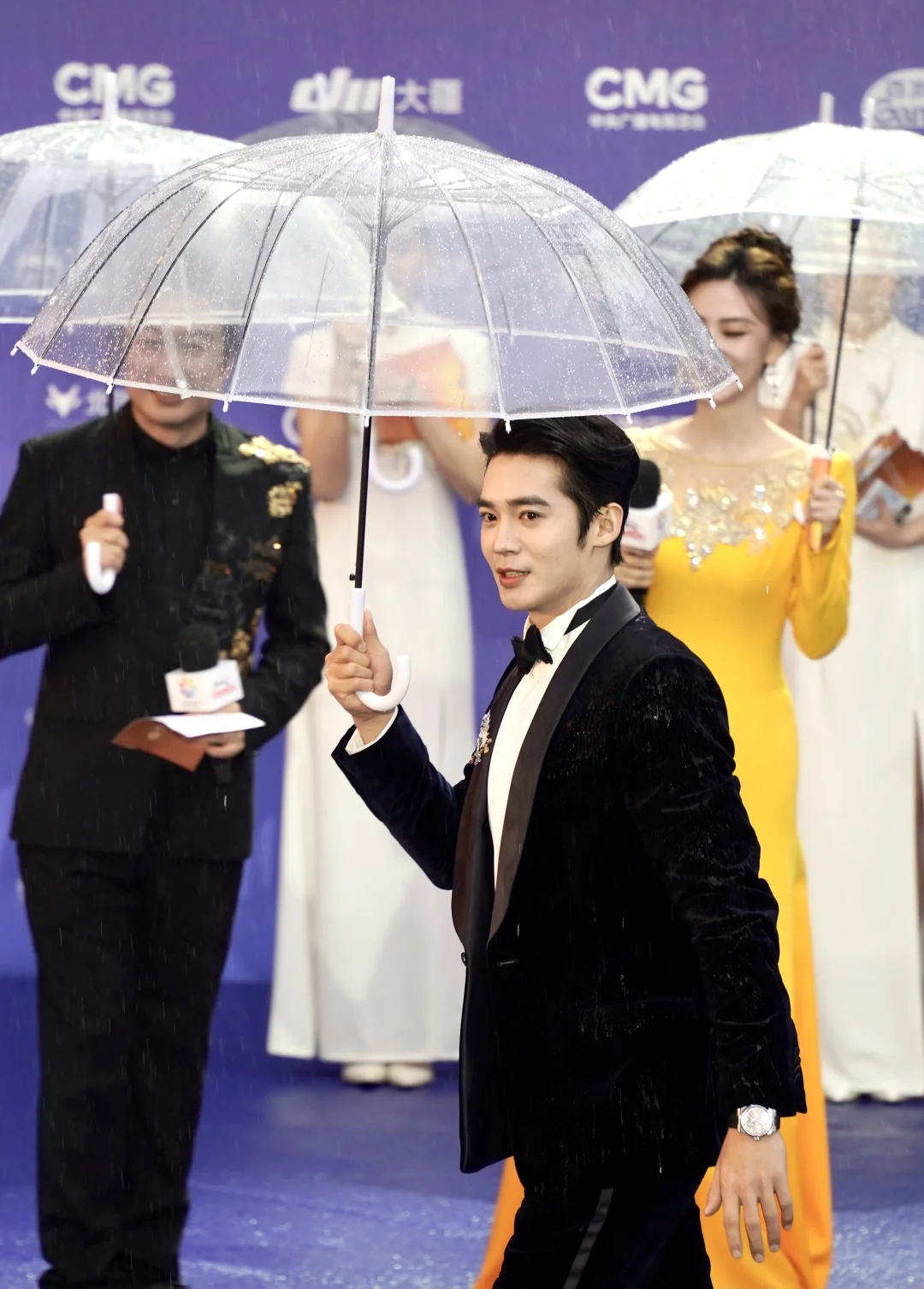 红毯拍的于适，开始脑补黑帮总裁片