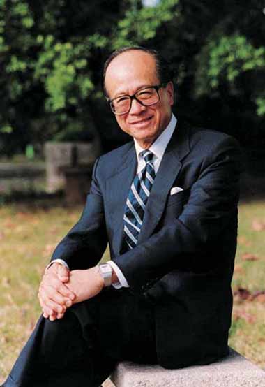 10月15日，网传李嘉诚去世的虚假消息在社交平台传播，长实集团联合大公报双双发布严正声明辟谣，谴责造谣自媒体，而这起谣言背后，是市场对这位纵横商界半个世纪的传奇人物近期一系列动作的集中关注，不少评论观点认为属于李嘉诚的商业时代已经渐行渐远。
说实话，看到这条谣言的时候，我心里咯噔了一下。不是信了，而