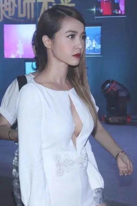 巩俐蔡依林红毯造型引热议！一身华服大开尺度，有实力为何还要拼穿搭，红毯争相斗艳，何必舍本逐末
都说红毯是百花齐放的秀场，可看巩俐、蔡依林的部分亮相造型，不由得令人心生感慨。
 
两位都是业内鼎鼎大名的人物，一位是誉满国际的影后，风华沉淀，底蕴深厚；一位是叱咤乐坛的天后，一路披荆斩棘，凭唱功站稳脚跟。