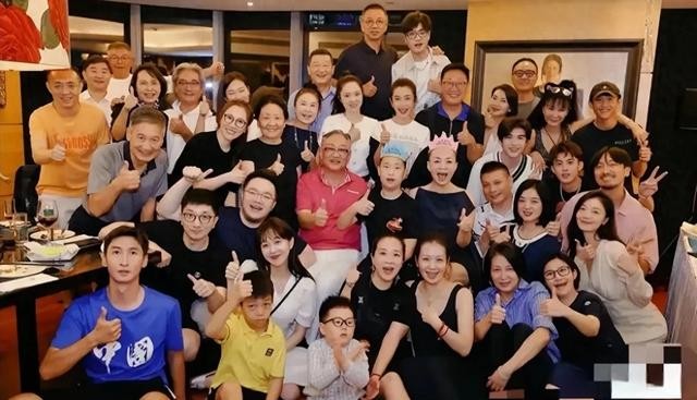 宋丹丹66岁生日宴，赵玉吉站在她身边，巴图带着儿媳和两个孙辈绕膝，杨紫张一山贴脸合影，李冰冰胡军刘涛王鹤棣华晨宇都来了。
鲜花气球，满屋笑脸。
这热闹是真热闹。
但我盯着那张全家福看了半天，心里冒出来的不是羡慕，是另一句话：这场面，是她一步一步走过来的，不是天上掉下来的。
你想想，她年轻时离婚，一个