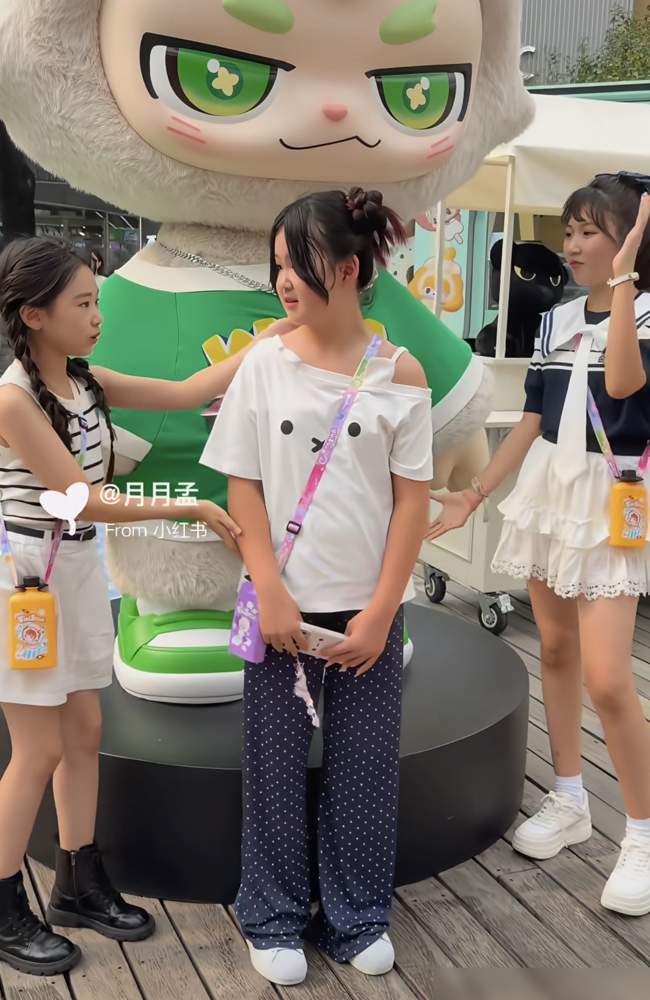 董璇10岁的女儿一把拉住杜华的女儿，硬生生把娱乐圈最眼红的C位塞进对方怀里。
8月26日的秀场上闪光灯狂闪。杜华看着局促的女儿随口解围说按高矮站，小酒窝却像个干练的公关总监，推着温顺的叮当直奔聚光灯正中心，自己扭头退到最边上。你看看小酒窝那从容盯镜头的眼神，再看看这行云流水的让位动作。这不是两个小