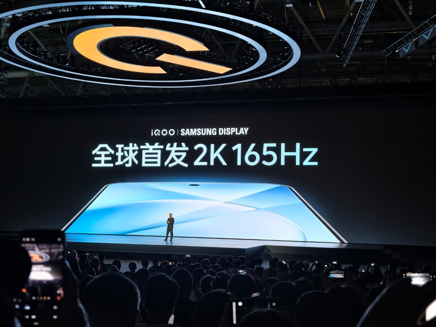 iQOO16这块三星M16屏幕不仅实现了2K 165Hz，而且功耗还进一步降低，比同尺寸1.5K屏还省电。

iQOO15很多人都是冲着那块好屏买的，iQOO16再进一步，可以说是目前最好的旗舰屏了。 ​