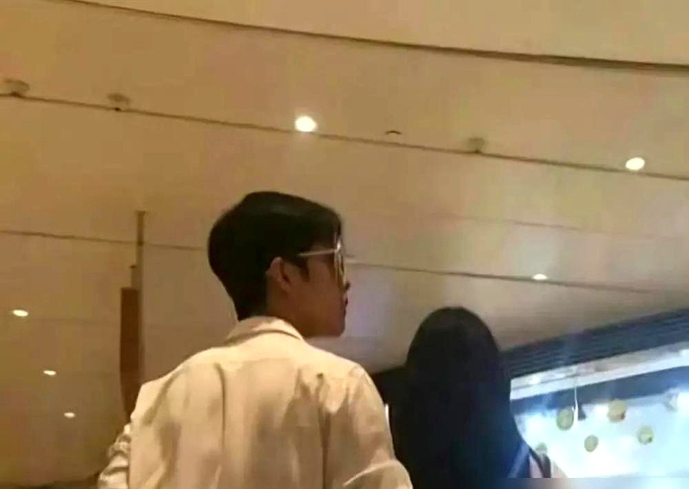 马龙替老婆感谢倪妮，嘴一瓢说成了“替我姥姥”，全场笑翻。

这一幕，就发生在井柏然的眼皮子底下。左边坐着前任倪妮，右边隔着马龙，坐着现任刘雯。修罗场本场，简直是主办方在年底冲业绩。

刘雯全程跟井柏然咬耳朵，眼里只有他。而倪妮呢，压根没往那边看一眼，只顾着跟旁边的马龙热聊，姿态大方得体，仿佛旁边那对