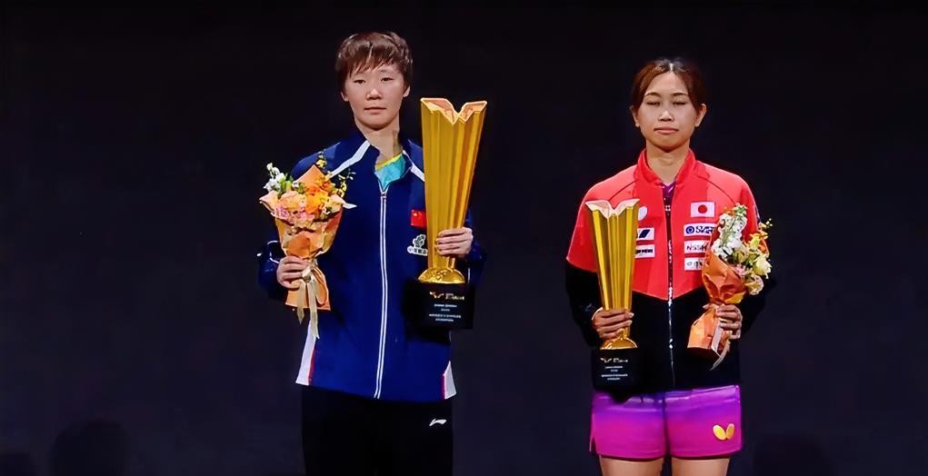 领奖台上那个捧着亚军小奖杯的佐藤瞳，眼神里的憋屈和不甘心，几乎都要从屏幕里溢出来了。
作为近些年罕见能一路啃硬骨头杀进大满贯决赛的削球手，她这次真的拼到了底牌尽出。
这年头削球打法在国际乒坛有多难熬，大家心里都有数。她好不容易杀穿重围站到聚光灯正中间，心里那股想拿首冠的执念，比谁都强烈。
可她