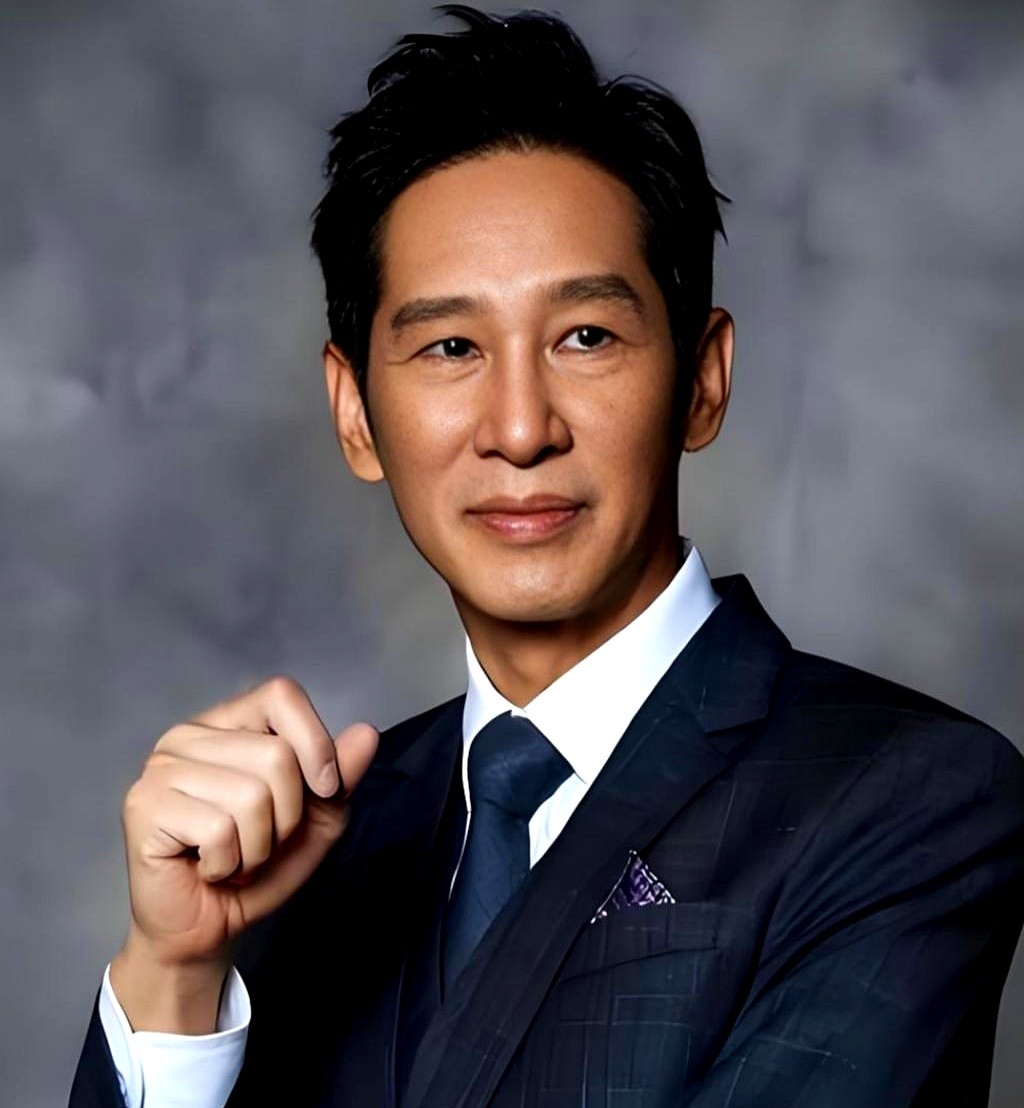 58岁不结婚没孩子，晚年图个啥？王劲松的活法给所有人上了一课。

面对催婚催生的声音，这位老戏骨连个眼神都没给。他把门一关，一头扎进剧本。别人在酒局上推杯换盏，他捧着茶杯在片场死磕台词。

话剧团跑了十年龙套，硬是熬出了荧幕上那些让人头皮发麻的狠角色。有人问他老了连个端茶倒水的人都没有怕不怕。

他