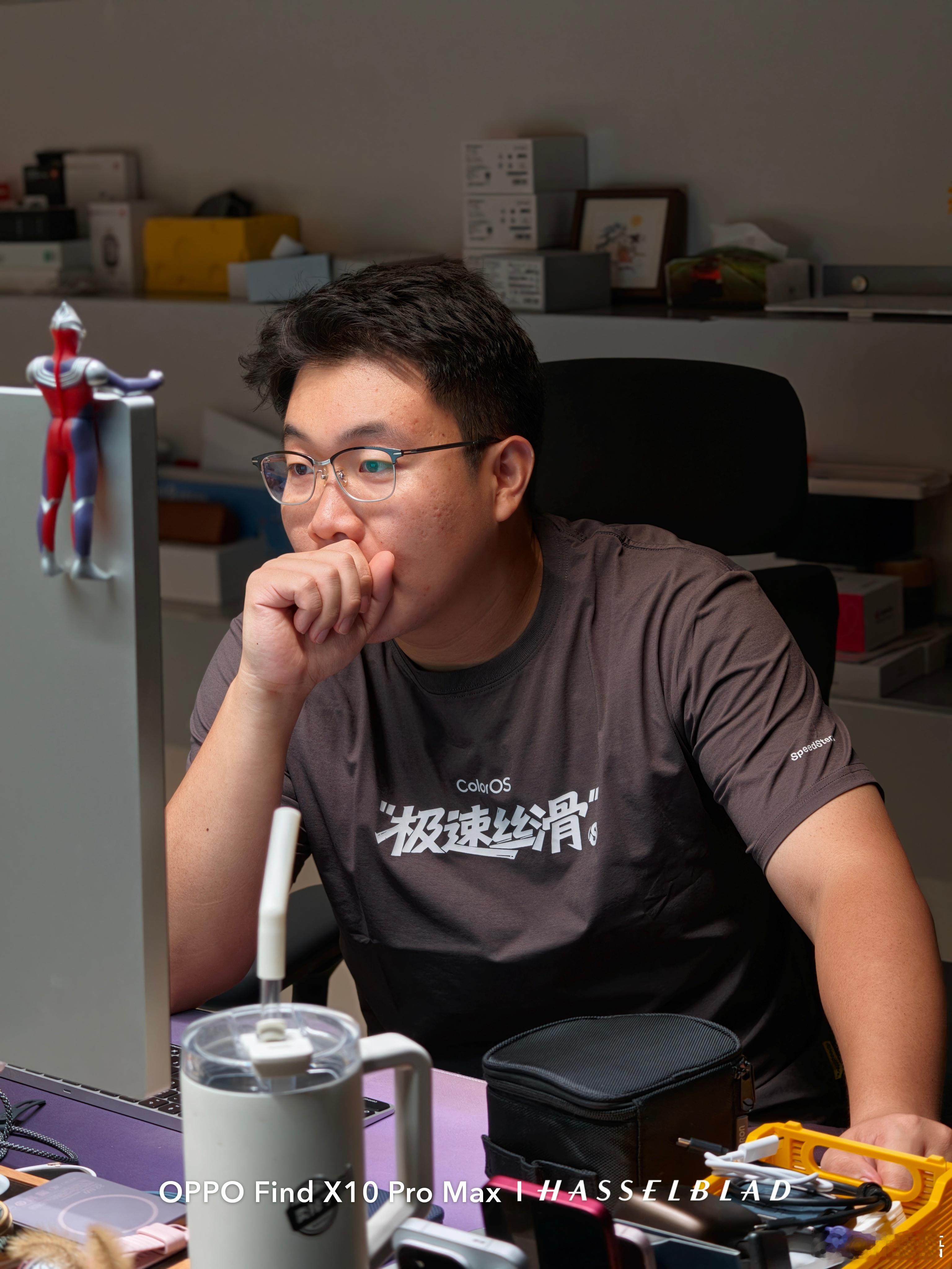 OPPO给我寄过不少衣服，长袖短袖都有。寄衣服的老师问我穿多大码的时候，我始终说XXL。从240斤到现在199斤，我的回复始终如一，原因很简单，OPPO的衣服最大就是XXL。
一周前，我又收到了熟悉的那句问候“老师，咱们穿多大尺码？”
我依然回复“XXL”
就在刚刚，我收到了这件永远XXL的短袖。而这一次， ​