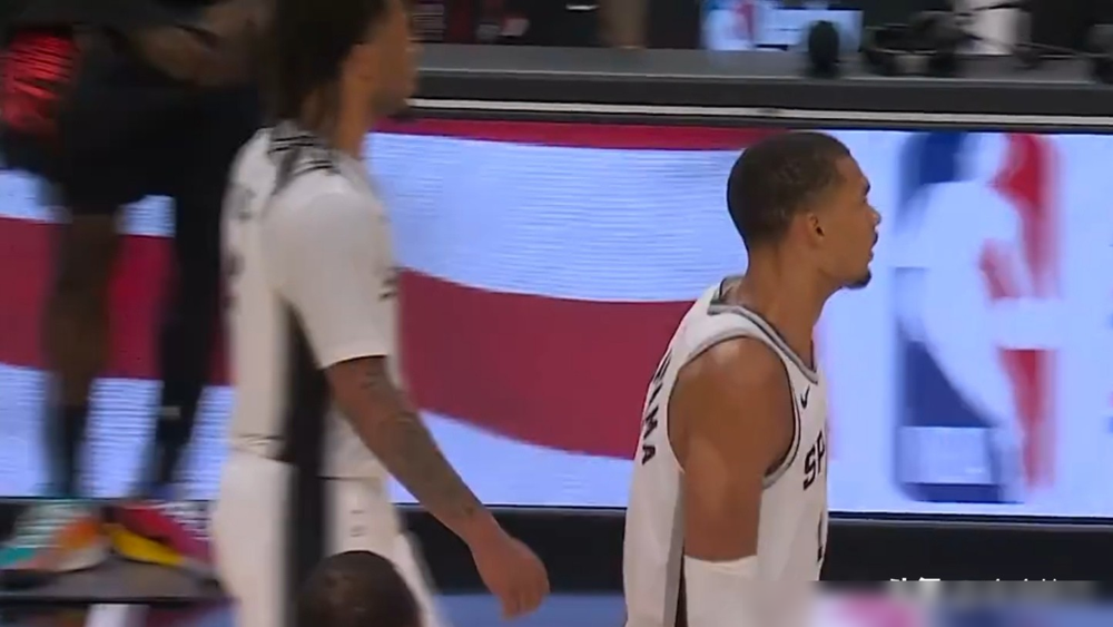 教练都准备放弃了，半场被骂“软蛋”的文班亚马，只用一节就让全场起立。...