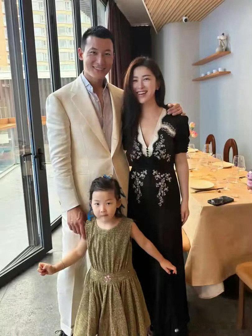朱珠晒老公和女儿一起做披萨，父女互动有爱，5岁珠宝越来越漂亮 ​