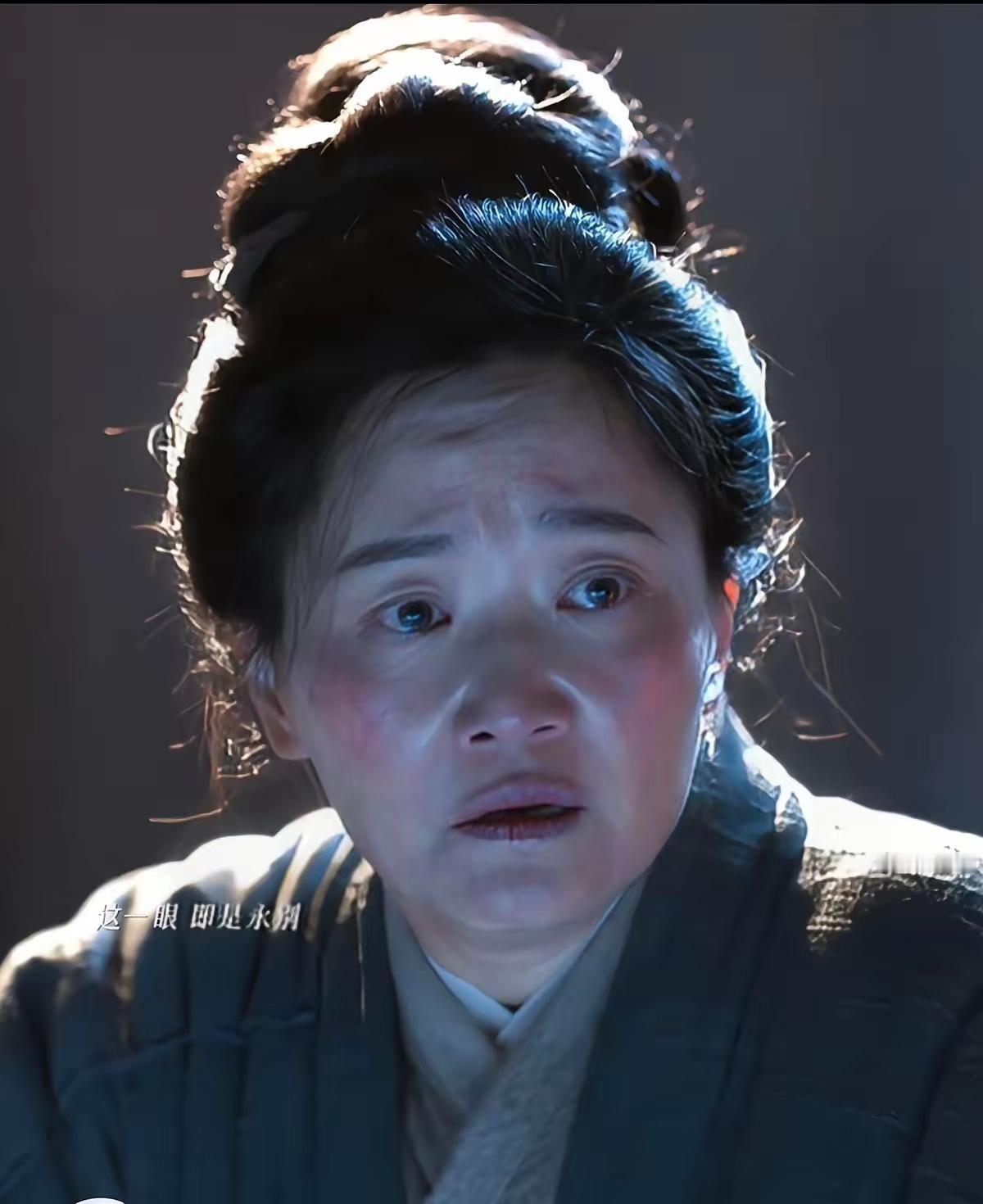 郭柯宇颜值真的不咋地，感觉她两眼间距有点宽，鼻翼也有点塌，好在她的演技真的很牛，很炸裂。
在《兰香如故》郭柯宇扮演的薛桂花，是一个饱经磨难、受尽生活磋磨的底层妇人。
剧中郭柯宇穿着粗布兰衫，蓬乱的头发，粗糙带红痕的面颊，但她的那绝望，不舍又带着着孤注一掷的决绝的眼神，让人很动容。
这场生死托孤，郭柯