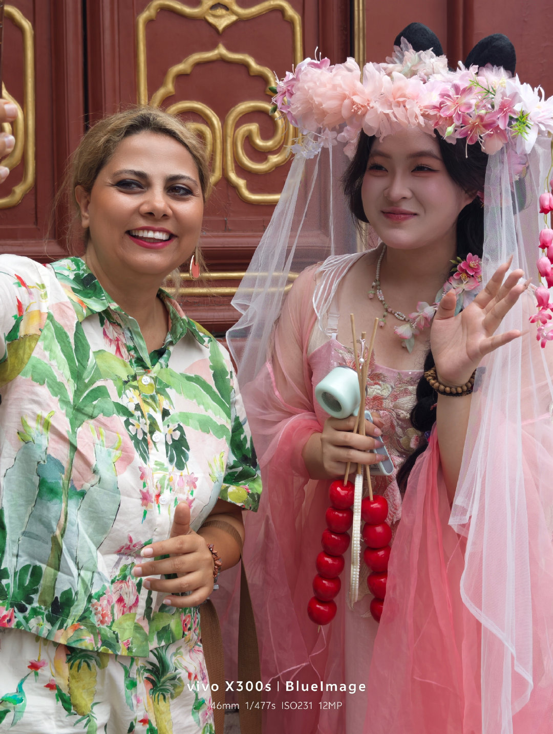 还得是我们老祖宗的审美，外国友人排队过来合影，这美好的时刻怎么能逃得过我vivo的镜头 ​