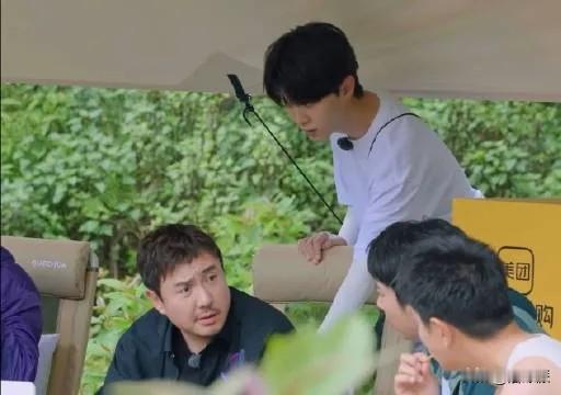 沈腾：你这头发谁给弄的？
范丞丞：我自己抓的。
沈腾：抓得像鸡窝。
白敬亭：腾哥你嘴太毒了。
沈腾：我这是审美建议。
胡先煦：丞丞你别理他。
范丞丞：我这是潮流。
沈腾：潮流我看不懂。
范丞丞：你老了。